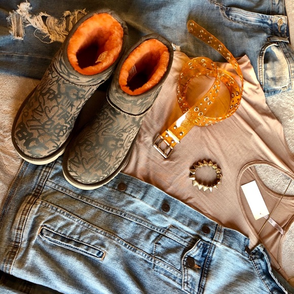 UGG Size 7 Mini Boot Graffiti UGG Orange/Tan/Brown - Picture 9 of 16